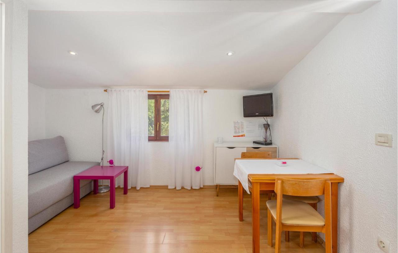 Beautiful Apartment In Omisalj With Kitchen 外观 照片